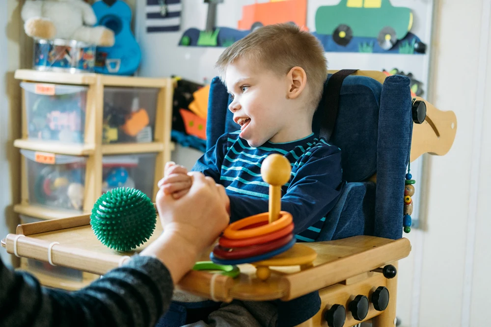 Criança com paralisia cerebral severa recebendo cuidado domiciliar com equipe de home care pediátrico - Nexa Pediatrics