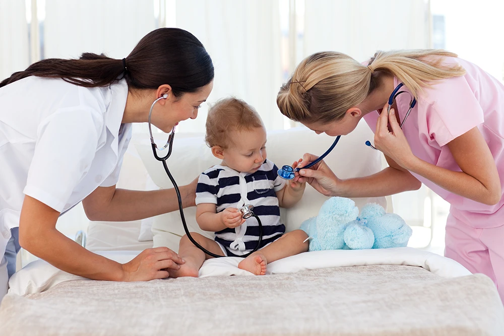 Equipe de home care pediátrico acompanhando criança com alta complexidade em atendimento domiciliar - Nexa Pediatrics