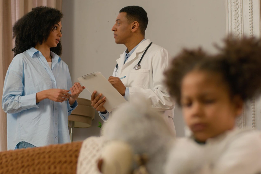 Família conversando com equipe de home care pediátrico durante atendimento domiciliar - Nexa Pediatrics